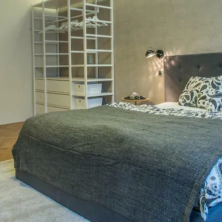 Exclusive 3 Bedroom Top-notch Flat, Great Location Lejlighed *